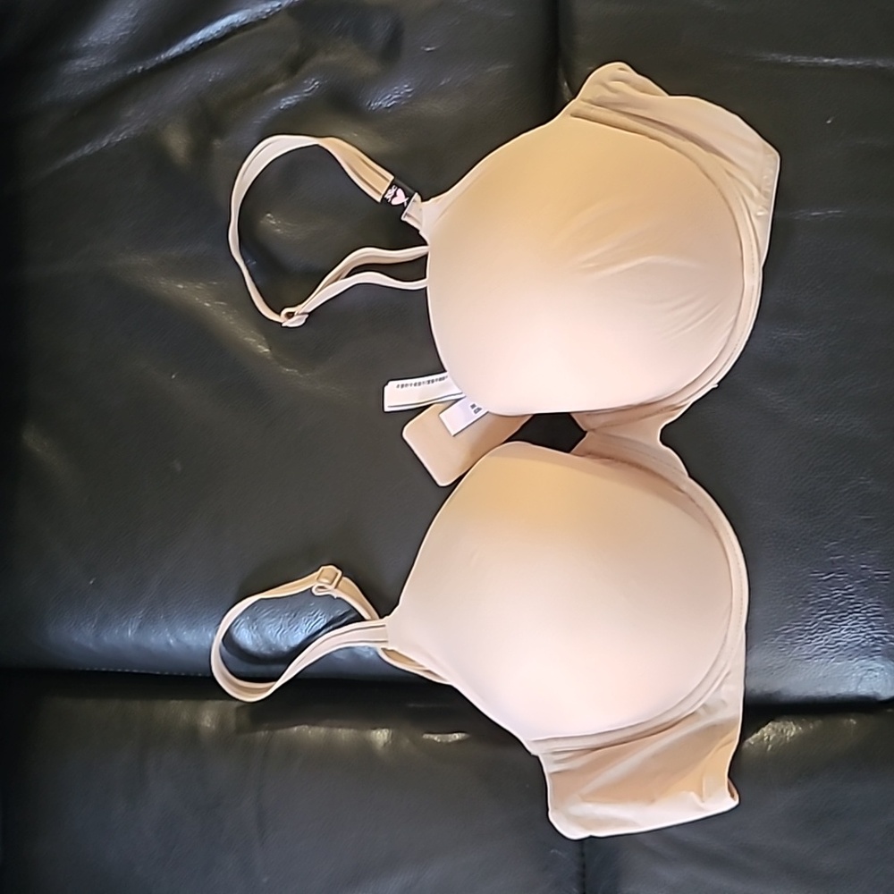 NWOT Victoria Secret Extreme soft shelled bra / 38C / light nude